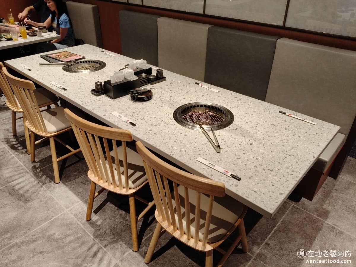京昌園日式燒肉餐廳南港店 京昌園日式燒肉餐廳南港店菜單 京昌園日式燒肉餐廳南港店推薦 桌子面積也寬敞，不管是四人座，還是六人座的座位，都不會覺得擁擠，而且通常有半邊都是沙發椅，坐起來很舒服。 @在地老饕阿府