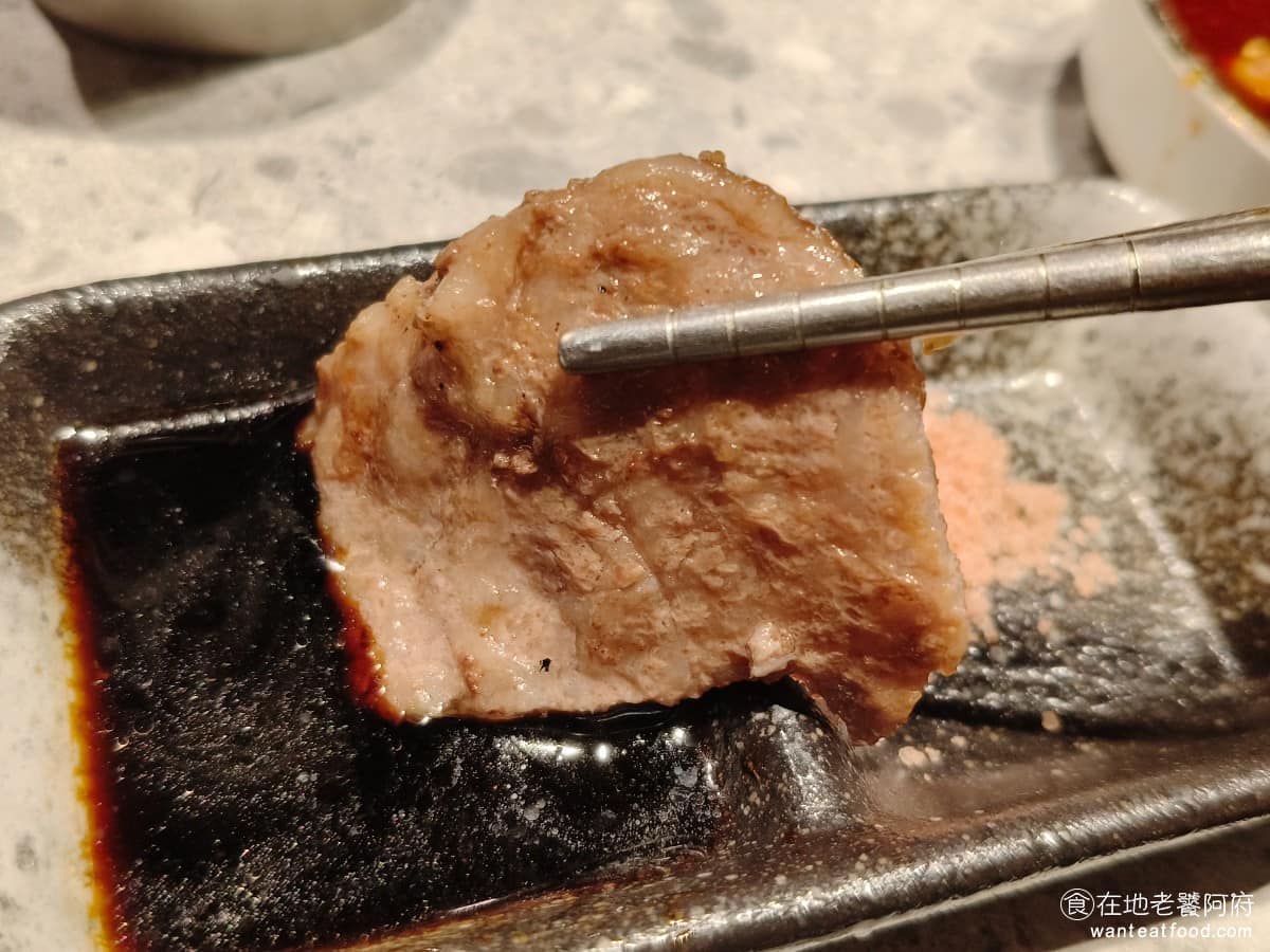 京昌園日式燒肉餐廳南港店 京昌園日式燒肉餐廳南港店菜單 京昌園日式燒肉餐廳南港店推薦 和牛的油脂比例非常均勻，吃起來肉質軟嫩，帶有一點油花，好吃的程度，完全不輸給去日本當地直接吃。 @在地老饕阿府