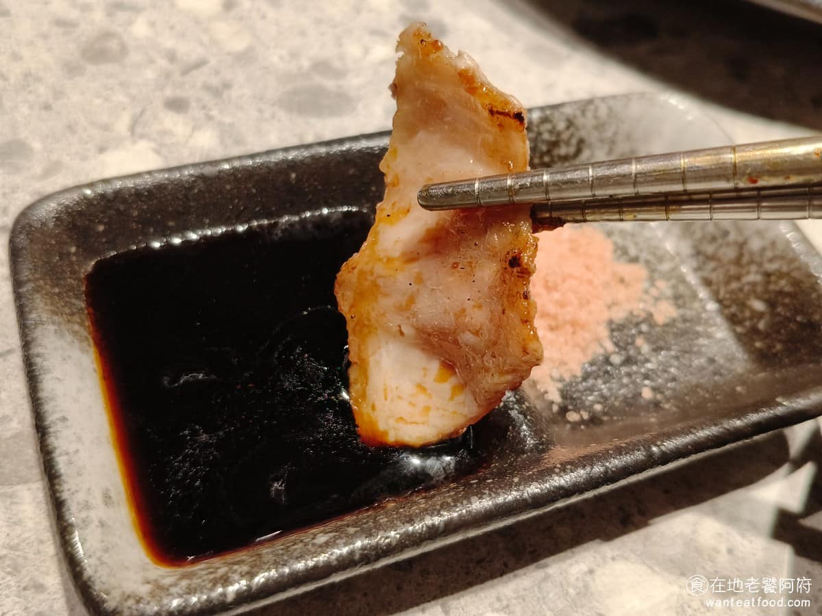 京昌園日式燒肉餐廳南港店 京昌園日式燒肉餐廳南港店菜單 京昌園日式燒肉餐廳南港店推薦 沾醬搭配的是燒肉醬，還有玫瑰鹽燒肉醬，味道偏鹹，但又帶一點甜味，吃起來非常夠味。 @在地老饕阿府