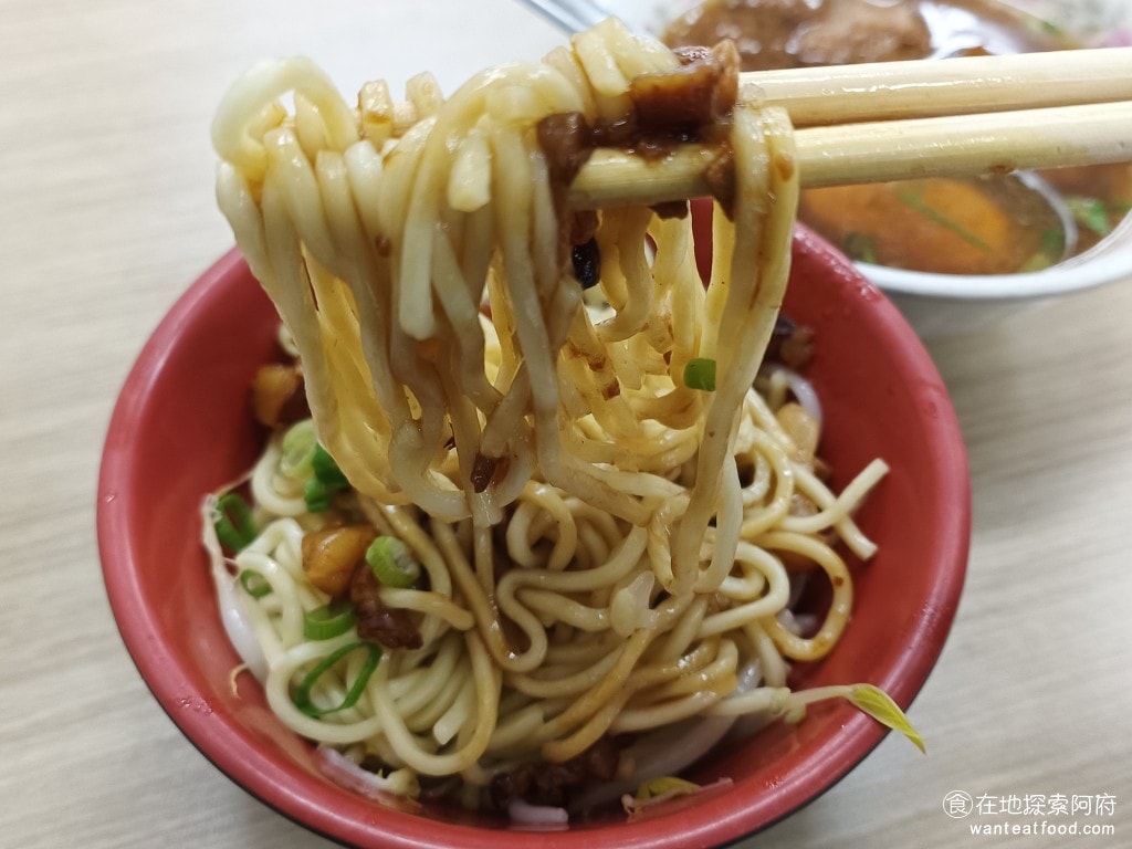 饒河街夜市美食 后庒排骨酥麵 滷肉飯 軟骨 饒河夜市 小菜 湯麵 油麵 米粉 控肉飯 滷汁 板條 我不太敢往下攪拌，因為下面比較油 @在地老饕阿府
