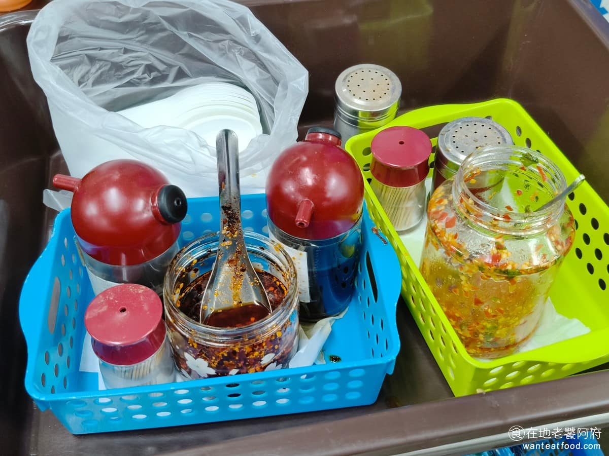 饒河街夜市美食 后庒排骨酥麵 滷肉飯 軟骨 饒河夜市 小菜 湯麵 油麵 米粉 控肉飯 滷汁 板條 辣椒醬是老闆娘自己手工製作的，愛吃辣的人別忘了試一下 @在地老饕阿府