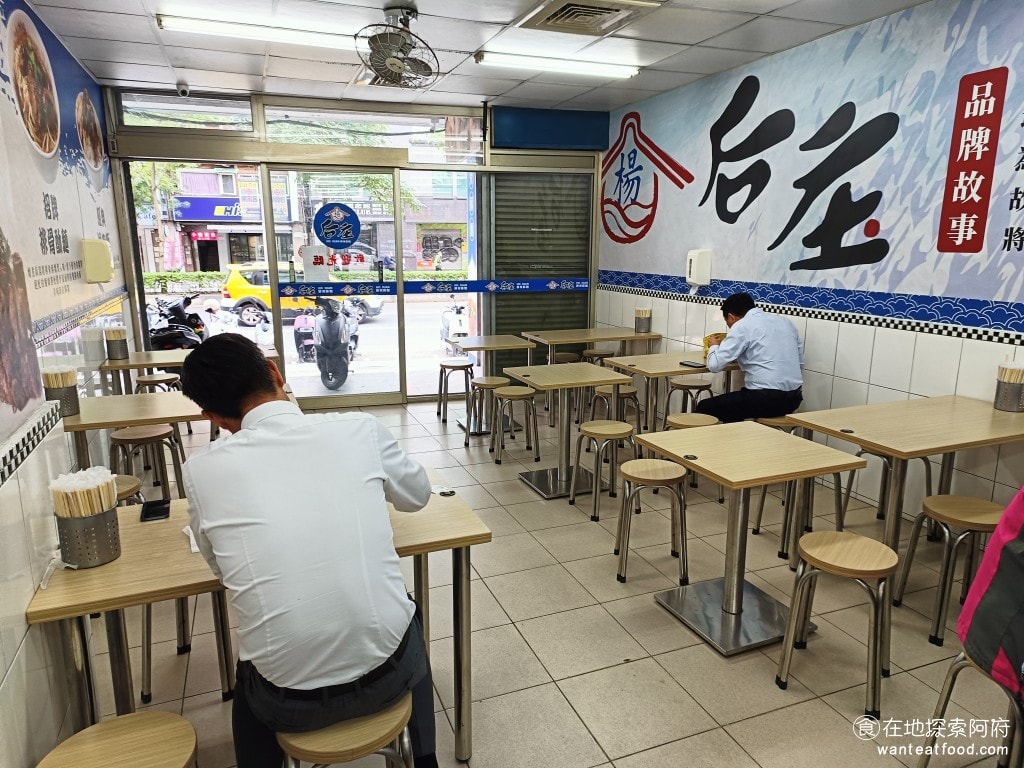 饒河街夜市美食 后庒排骨酥麵 滷肉飯 軟骨 饒河夜市 小菜 湯麵 油麵 米粉 控肉飯 滷汁 板條 雖然位於饒河街中，但店內環境燈光明亮，桌椅也很新，地板乾淨，提供了良好的用餐環境。 @在地老饕阿府