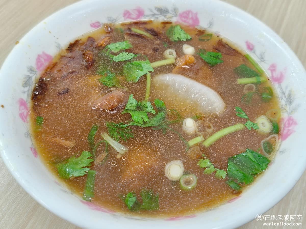 饒河街夜市美食 后庒排骨酥麵 滷肉飯 軟骨 饒河夜市 小菜 湯麵 油麵 米粉 控肉飯 滷汁 板條 排骨酥湯 這裡的排骨經過油炸和調味，外酥內嫩，肉質鮮美，每一口都充滿肉汁的香甜。 @在地老饕阿府