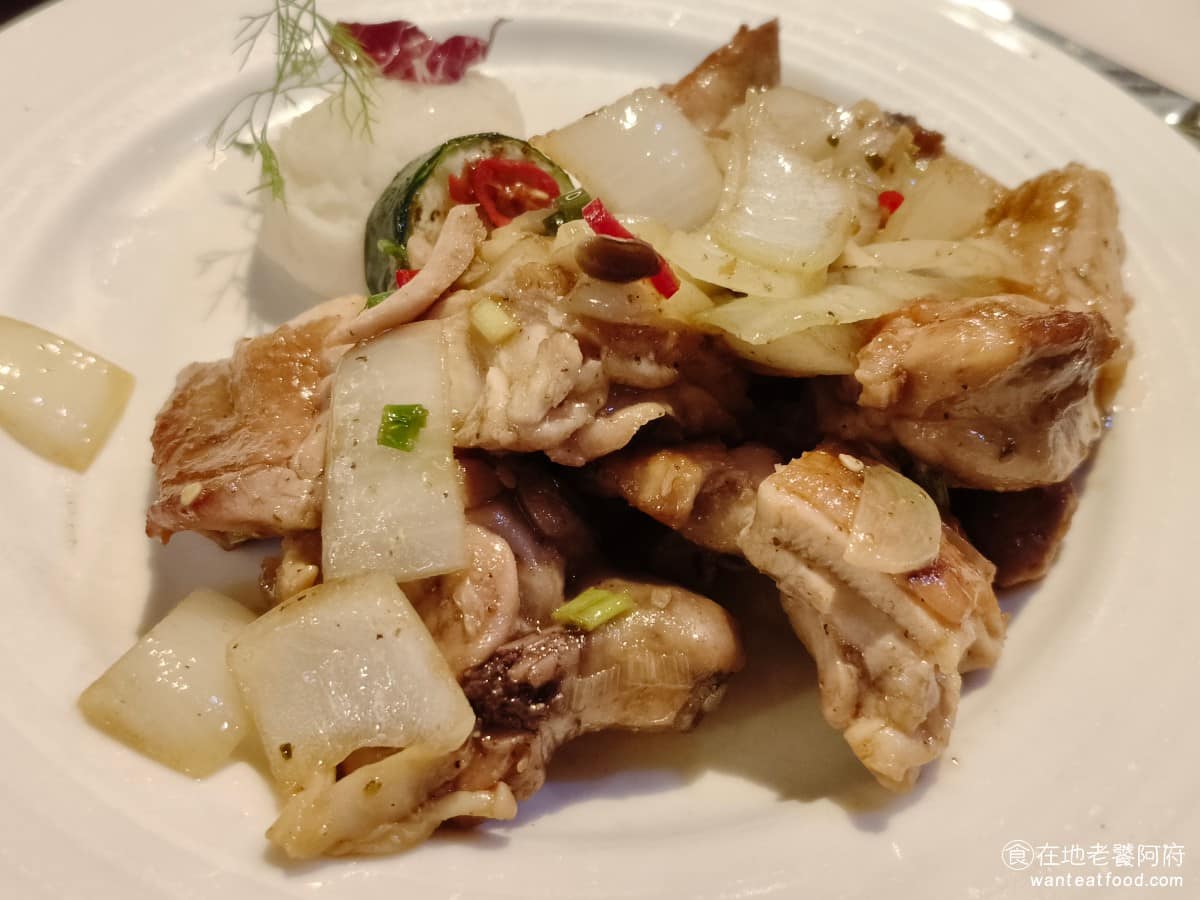 天母盛鑫花園餐廳 天母盛鑫花園餐廳菜單 天母盛鑫花園餐廳推薦 中山區美食 中山美食 劍南路站美食 蒜香洋蔥拌炒雞腿排 雖然是雞腿排,肉質不會太硬,雞皮很Q彈,整體來說算不錯,但跟香草豬排比起來,肉質稍微硬一點點,如果要選的話,香草豬排還是略勝一籌。 @在地老饕阿府