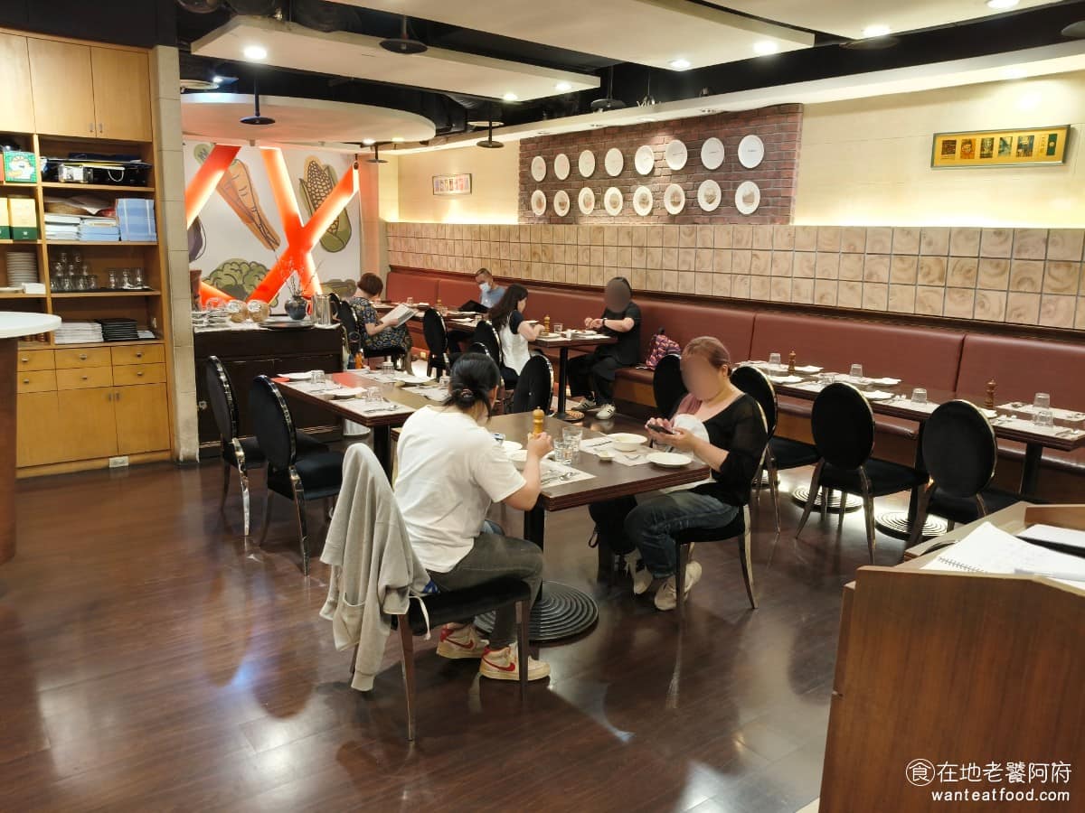 天母盛鑫花園餐廳 天母盛鑫花園餐廳菜單 天母盛鑫花園餐廳推薦 中山區美食 中山美食 劍南路站美食 店面座位不少,裝潢簡單、桌面擺設俐落,餐廳入口設有候位櫃台,整體環境比中山店陽春,但依然很舒適,沙發座椅也很多。 @在地老饕阿府