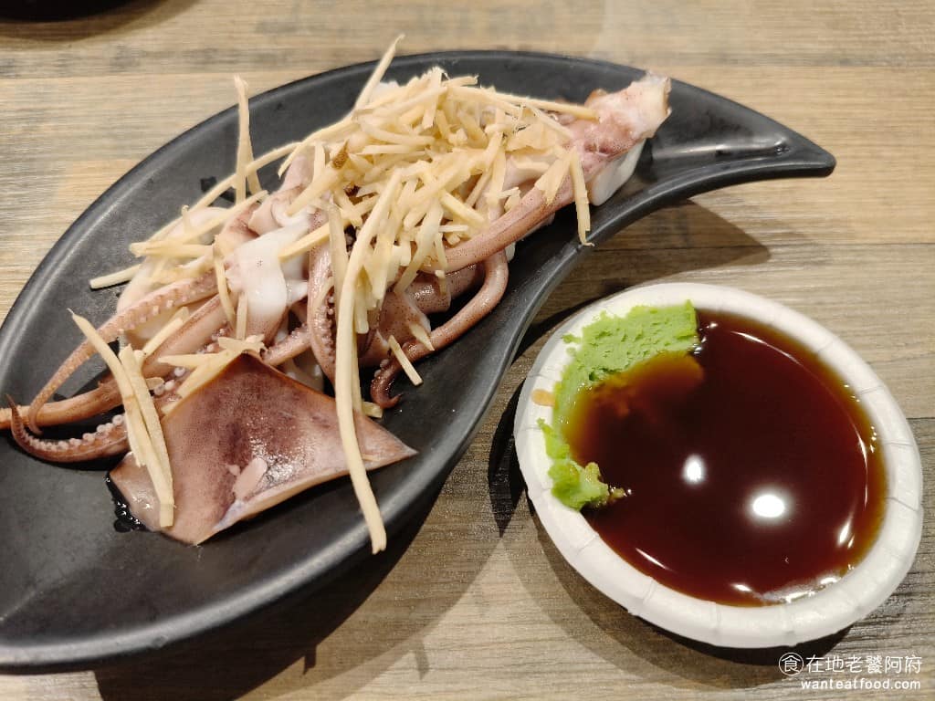 娥嬤炖鰻 （原昌吉紅燒鰻） 大同區美食 大橋頭美食 台灣小吃 魚卵 中藥 魚蛋 藥膳 小卷 魚頭 曼波魚 山葵小卷 小卷吃起來很新鮮，口感QQ脆脆的，而且帶有嚼勁，沒有多餘的調味，吃的到小卷本身的鮮味 @在地老饕阿府