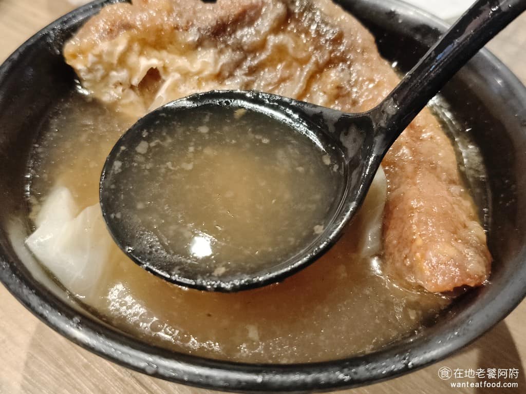 娥嬤炖鰻 （原昌吉紅燒鰻） 大同區美食 大橋頭美食 台灣小吃 魚卵 中藥 魚蛋 藥膳 小卷 魚頭 曼波魚 湯頭用桂皮、桂枝、川芎、當歸等中藥材熬煮，喝起來有淡淡的中藥香氣但不會太重，甘甜順口還會回甘，湯裡有高麗菜和豆芽菜，湯頭帶點油但不會膩。 @在地老饕阿府