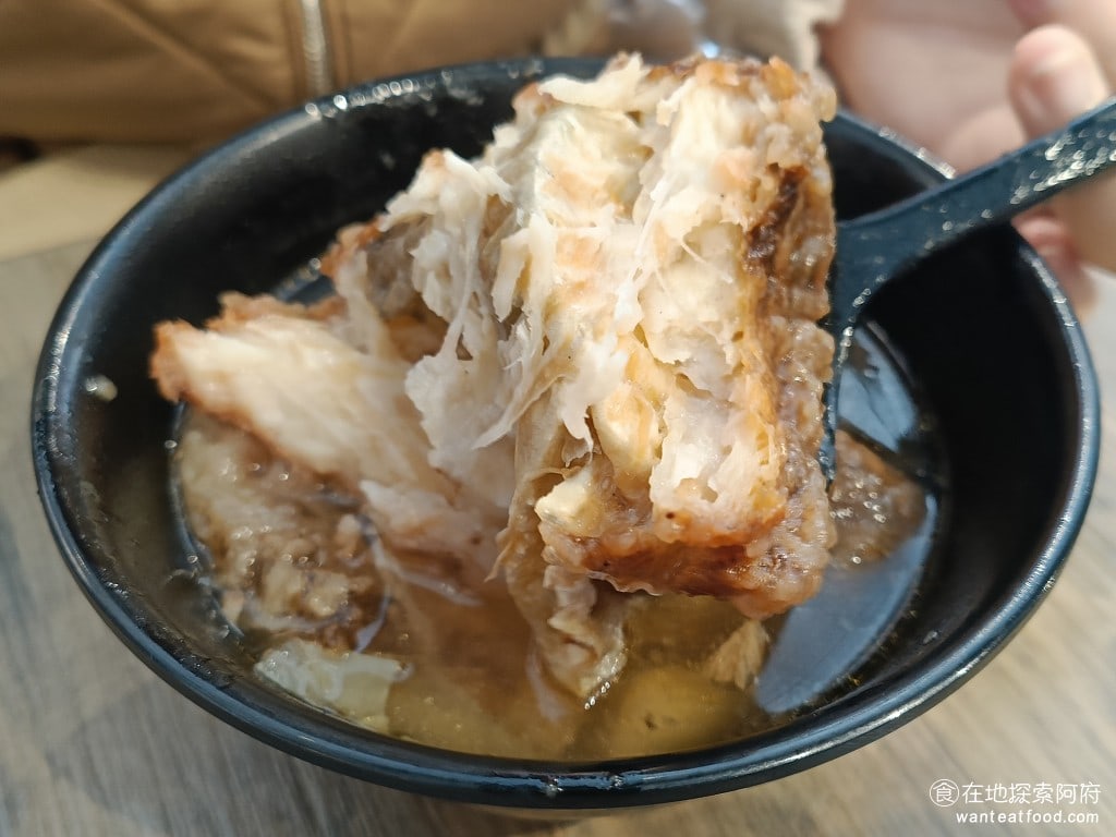 娥嬤炖鰻 （原昌吉紅燒鰻） 大同區美食 大橋頭美食 台灣小吃 魚卵 中藥 魚蛋 藥膳 小卷 魚頭 曼波魚 魚肉非常多，整條鰻魚炸的非常酥脆，湯頭喝得到當歸味，喝起來非常補身體，這種魚是灰海鰻，所以魚刺特別多，吃的時候要不斷吐魚刺 @在地老饕阿府