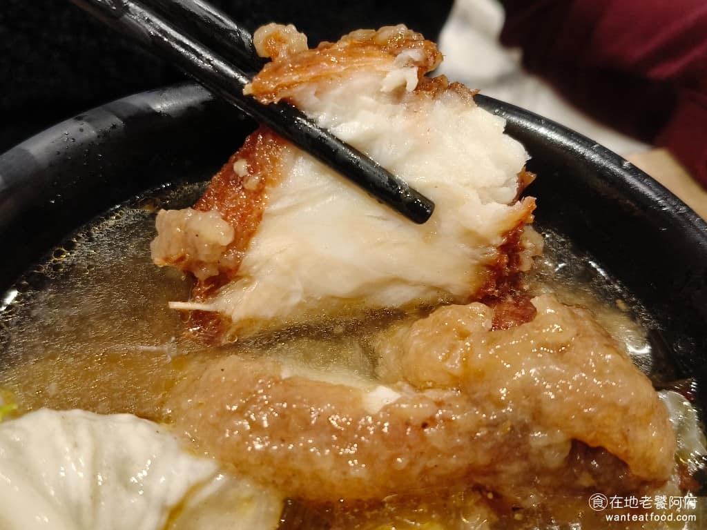 娥嬤炖鰻 （原昌吉紅燒鰻） 大同區美食 大橋頭美食 台灣小吃 魚卵 中藥 魚蛋 藥膳 小卷 魚頭 曼波魚 整條鰻魚炸的非常酥脆，魚肉也非常多，因為這種魚是灰海鰻，所以魚刺很多，吃的過程要不斷吐魚刺 @在地老饕阿府