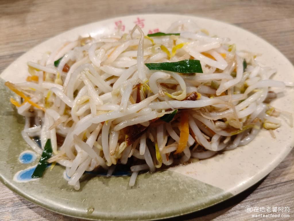 娥嬤炖鰻 （原昌吉紅燒鰻） 大同區美食 大橋頭美食 台灣小吃 魚卵 中藥 魚蛋 藥膳 小卷 魚頭 曼波魚 燙豆芽 才30元，也是給一大盤，和炒米粉一樣，CP值很高，豆芽菜燙得剛剛好，還保留著脆脆的口感，因為是用同樣的湯汁去燙的，吃的到淡淡的當歸香味，比普通的燙豆芽菜更好吃。 @在地老饕阿府