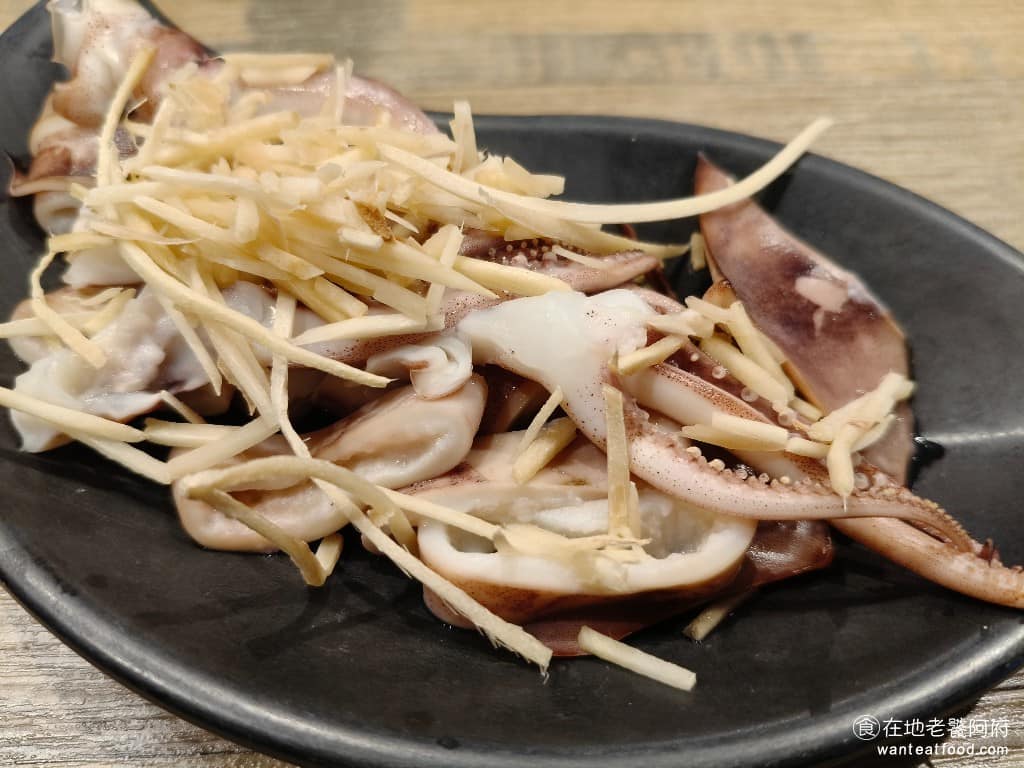 娥嬤炖鰻 （原昌吉紅燒鰻） 大同區美食 大橋頭美食 台灣小吃 魚卵 中藥 魚蛋 藥膳 小卷 魚頭 曼波魚 可搭配薑絲和特製醬油膏以及哇沙比，整個味道變得更豐富。 @在地老饕阿府