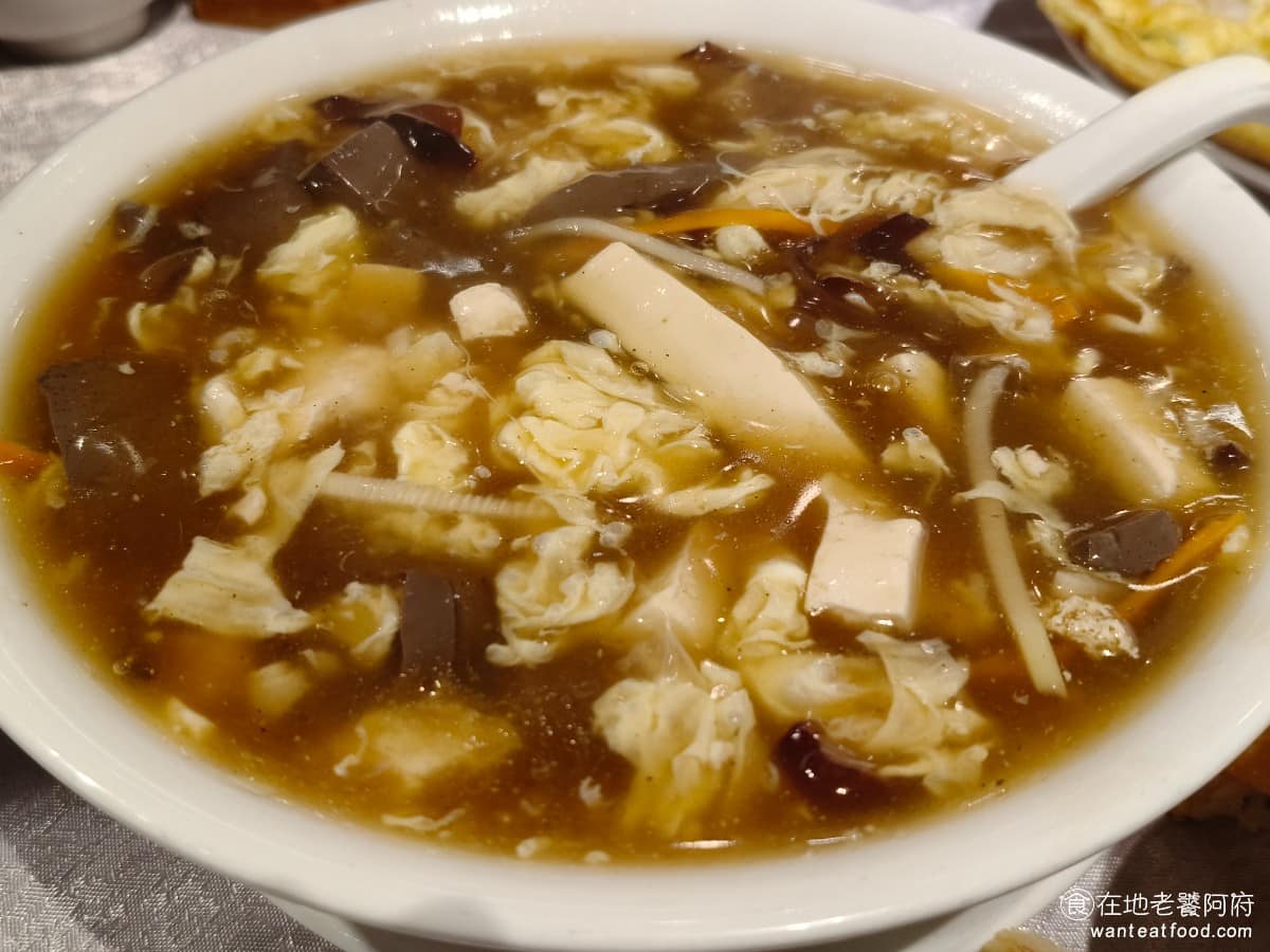 小北平麵食館 小北平麵食館菜單 小北平麵食館推薦 松山區美食 松山美食 中式料理 熱炒 酸辣湯 裡面料很多，有蛋花、豆腐、豬血、筍絲、黑木耳，味道不會特別酸，喝起來舒服，個人還是覺得酸菜肚片湯比較好喝 @在地老饕阿府