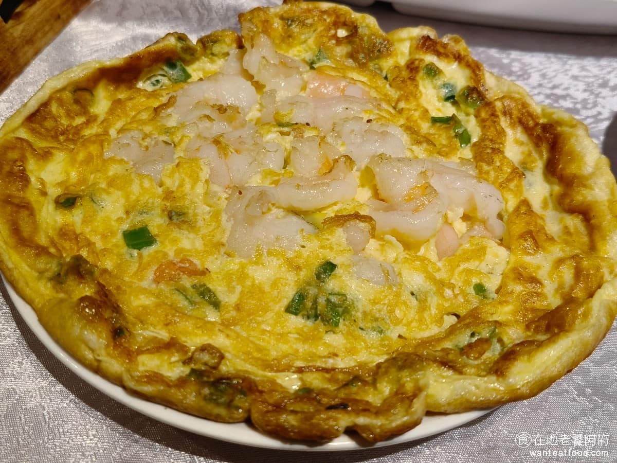 小北平麵食館 小北平麵食館菜單 小北平麵食館推薦 松山區美食 松山美食 中式料理 熱炒 蝦仁烘蛋 蛋煎得非常香，帶有焦香味，中心微微半熟，還會流蛋汁，吃起來外酥內軟，非常棒的一道菜 @在地老饕阿府