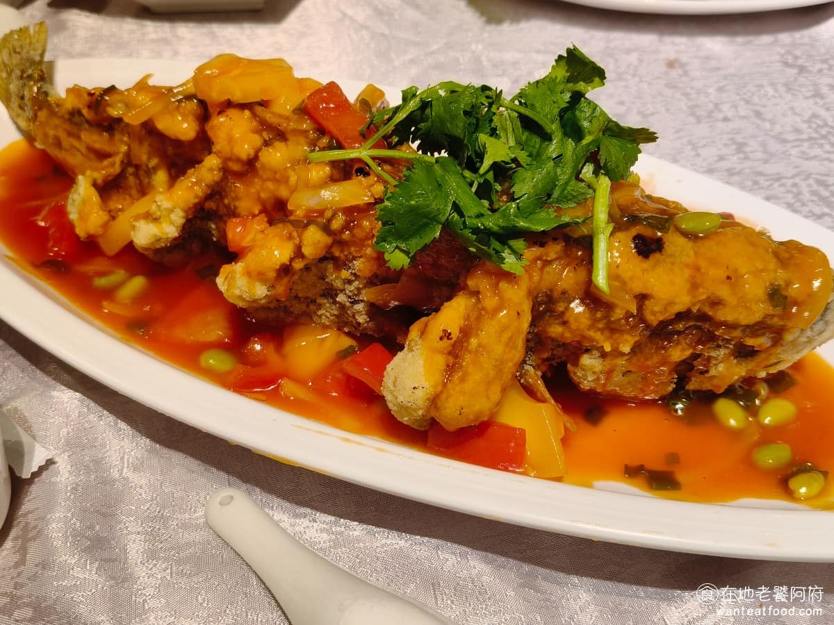 小北平麵食館 小北平麵食館菜單 小北平麵食館推薦 松山區美食 松山美食 中式料理 熱炒 糖醋黃魚 糖醋醬的味道很不錯，魚的外皮炸得酥脆，魚肉吃起來都非常新鮮，只不過大部分連皮的部位，都炸得過硬，想連皮吃就很難咬。 @在地老饕阿府