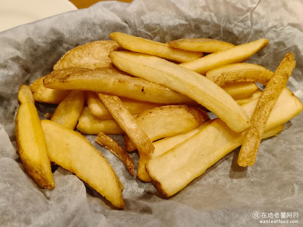 德州鮮切牛排松高店 德州鮮切牛排松高店菜單 德州鮮切牛排松高店推薦 信義區美食 信義美食 這是點炸雞附贈的薯條，帶皮薯條非常厚實，但個人還是偏好一般的炸薯條。 @在地老饕阿府