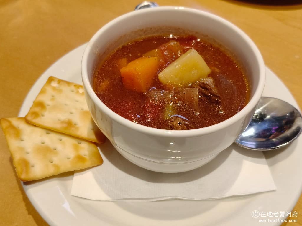 德州鮮切牛排松高店 德州鮮切牛排松高店菜單 德州鮮切牛排松高店推薦 信義區美食 信義美食 季節湯 本次的季節湯是牛肉番茄湯，番茄味非常濃郁，裡面的牛肉塊份量給得很多，味道都不錯，只不過牛肉吃起來有一點太硬了。 @在地老饕阿府