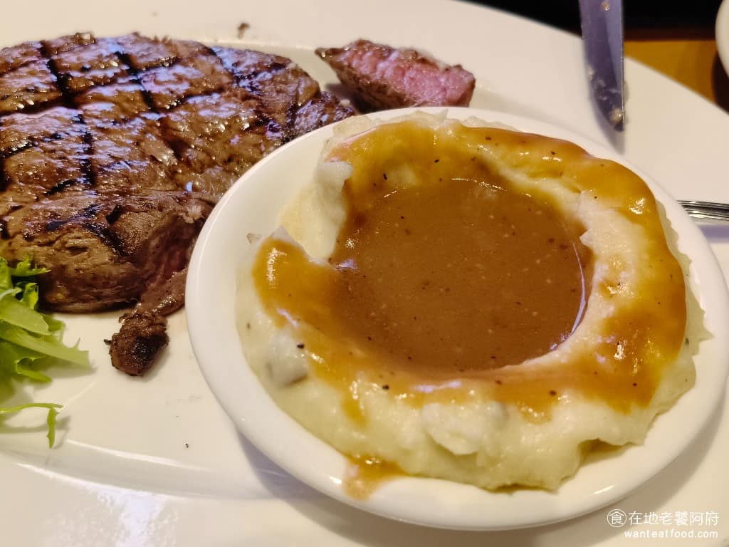 德州鮮切牛排松高店 德州鮮切牛排松高店菜單 德州鮮切牛排松高店推薦 信義區美食 信義美食 旁邊搭配的配菜，我們選了馬鈴薯泥，上面加了牛排醬汁，可以將切好的牛排，沾上醬汁以及馬鈴薯泥一起吃，味道更豐富。 @在地老饕阿府