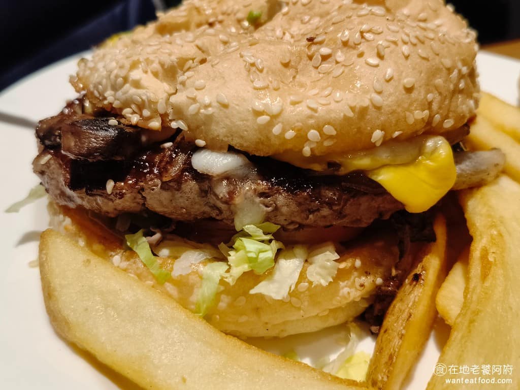 德州鮮切牛排松高店 德州鮮切牛排松高店菜單 德州鮮切牛排松高店推薦 信義區美食 信義美食 漢堡的肉排非常扎實，也非常有嚼勁，適合喜歡大口吃肉的人，但我個人覺得漢堡肉有點太硬了，而且醬汁加得也不夠多，吃起來偏乾。 @在地老饕阿府