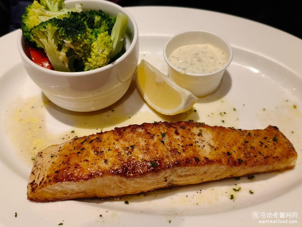 德州鮮切牛排松高店 德州鮮切牛排松高店菜單 德州鮮切牛排松高店推薦 信義區美食 信義美食 嫩烤鮭魚排 鮭魚肉質鮮嫩肥美，用香蒜奶油醬烤過，魚肉吃起來軟嫩多汁，帶有濃郁的蒜香跟奶油香氣。 @在地老饕阿府