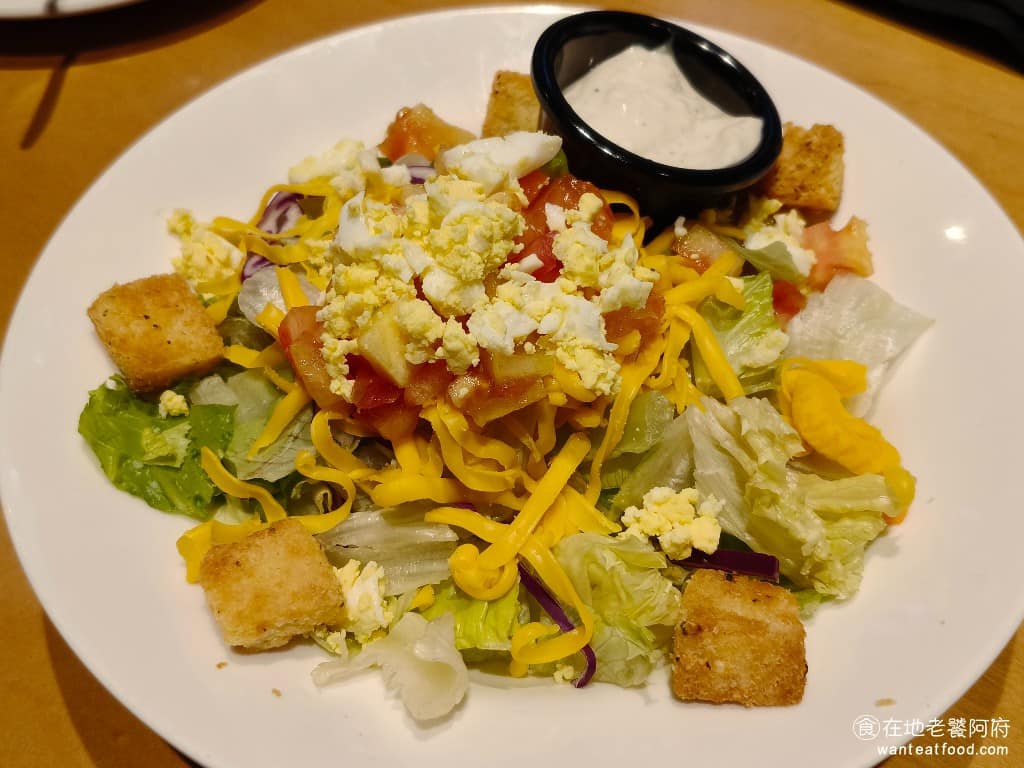 德州鮮切牛排松高店 德州鮮切牛排松高店菜單 德州鮮切牛排松高店推薦 信義區美食 信義美食 田園沙拉 生菜清脆新鮮，上面有現刨帕馬森起司，醬汁拌得剛剛好，份量不大，作為開胃菜非常合適。 @在地老饕阿府