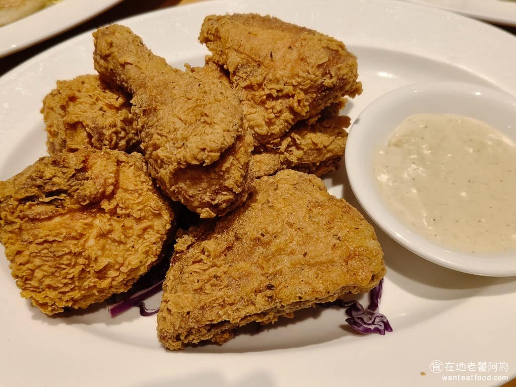 德州鮮切牛排松高店 德州鮮切牛排松高店菜單 德州鮮切牛排松高店推薦 信義區美食 信義美食 德州風味炸雞 炸雞的外皮炸得金黃酥脆，裡面的雞肉也醃製得很入味，而且肉質非常軟嫩，炸雞的表現也非常有水準。 @在地老饕阿府