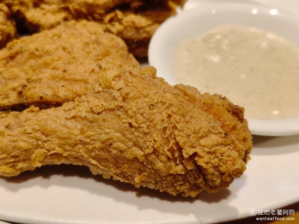 德州鮮切牛排松高店 德州鮮切牛排松高店菜單 德州鮮切牛排松高店推薦 信義區美食 信義美食 旁邊搭配的是奶油醬，吃起來還蠻特別的，六塊炸雞其中一半都是雞胸，一半是雞腿。用雞胸肉就比較可惜了，吃起來偏硬，所以只有雞腿的部分，比較好吃。 @在地老饕阿府