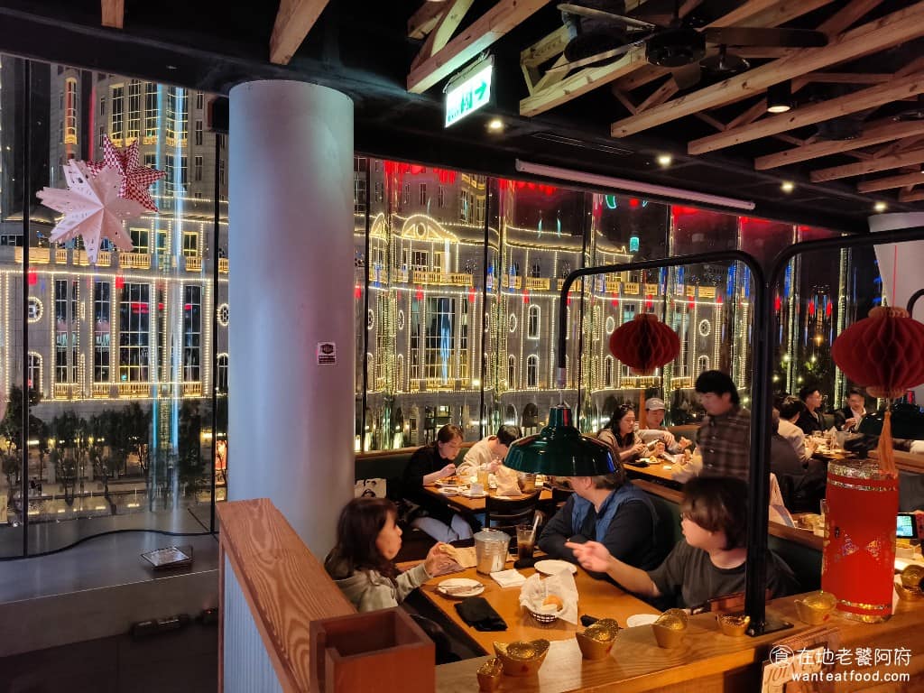 德州鮮切牛排松高店 德州鮮切牛排松高店菜單 德州鮮切牛排松高店推薦 信義區美食 信義美食 座位區有靠窗的位子，可以欣賞信義區街景，如果要指定座位記得提前預約，因為很搶手。 @在地老饕阿府