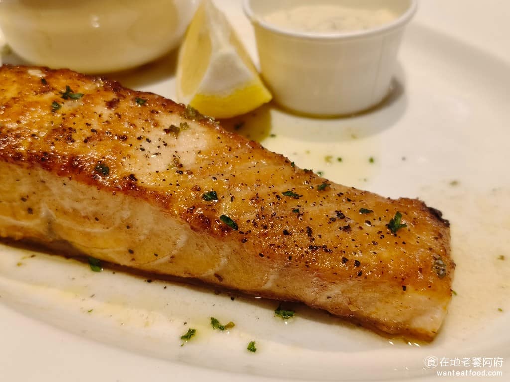 德州鮮切牛排松高店 德州鮮切牛排松高店菜單 德州鮮切牛排松高店推薦 信義區美食 信義美食 鮭魚處理得非常好，外皮煎得微脆，裡面的魚肉也非常軟嫩，如果覺得味道不夠，可以搭配旁邊的塔塔醬，味道會更有層次。 @在地老饕阿府