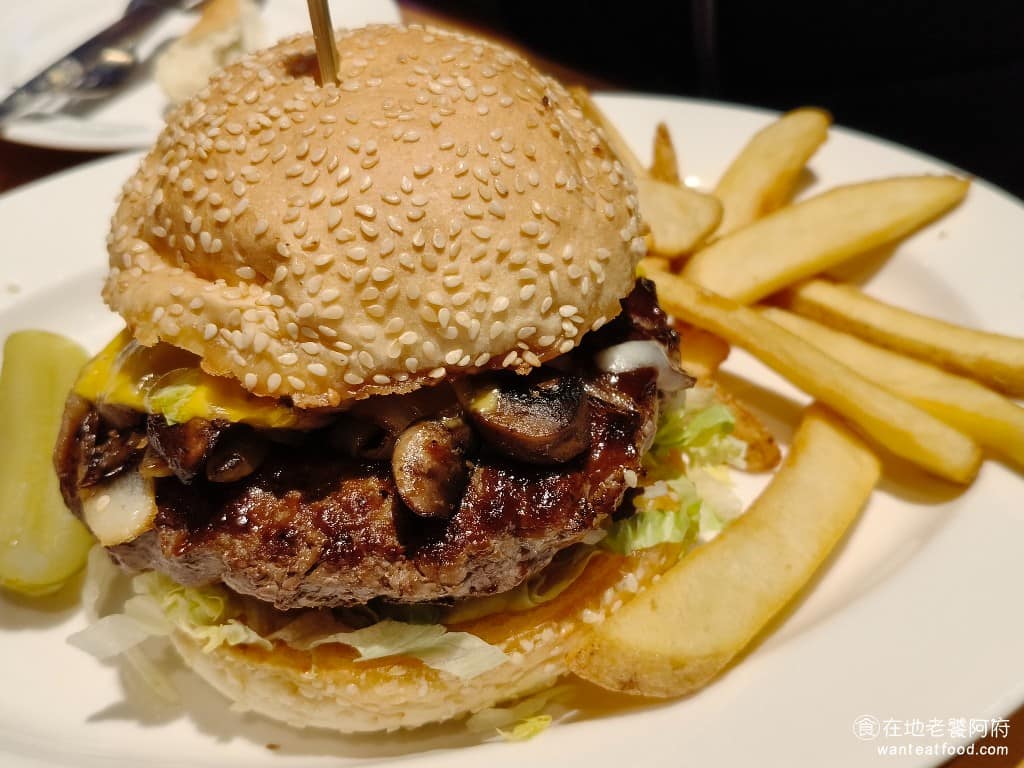 德州鮮切牛排松高店 德州鮮切牛排松高店菜單 德州鮮切牛排松高店推薦 信義區美食 信義美食 BBQ雙重起司堡 8oz 的安格斯牛肉漢堡排，搭配香炒野菇、洋蔥，跟傑克起司，份量大，吃起來非常飽足。 @在地老饕阿府