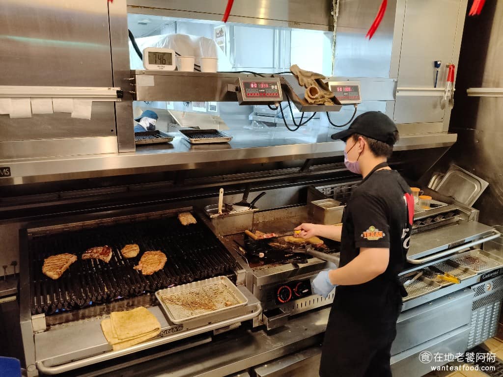 德州鮮切牛排松高店 德州鮮切牛排松高店菜單 德州鮮切牛排松高店推薦 信義區美食 信義美食 在店外等候的時候，就能看到廚師正在煎烤各種牛排。 @在地老饕阿府