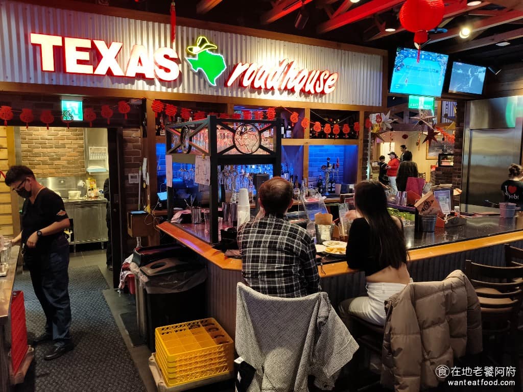 德州鮮切牛排松高店 德州鮮切牛排松高店菜單 德州鮮切牛排松高店推薦 信義區美食 信義美食 Texas Roadhouse 第一家店在 1993 年於美國「印第安納州」的 Clarksville 開幕，原本叫 Buckhead Hickory Grill。後來因為創辦人重新跟人合夥，才改名叫 Texas Roadhouse 德州鮮切牛排，所以其實不是來自德州的餐廳。 @在地老饕阿府