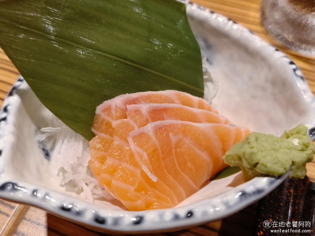 YAYOI彌生軒內湖瑞光店 YAYOI彌生軒內湖瑞光店菜單 YAYOI彌生軒內湖瑞光店推薦 桂刺身 鮭魚刺身丼,選用新鮮、肥美的鮭魚,搭配白飯可自行淋上醬汁調味,若點海鮮三饗丼,則加入北海道干貝和鮭魚卵,層次更豐富,適合喜歡生食的人。 @在地老饕阿府