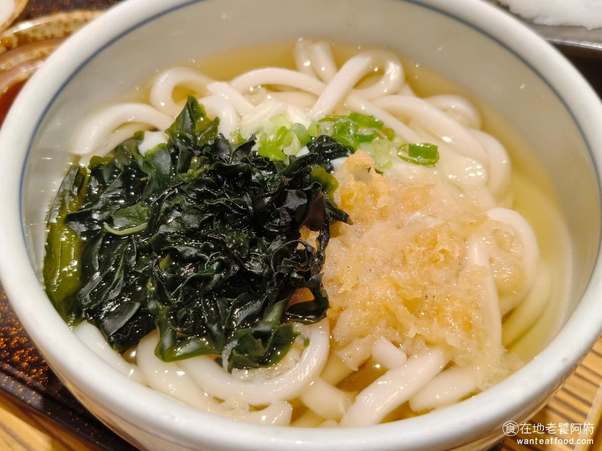 YAYOI彌生軒內湖瑞光店 YAYOI彌生軒內湖瑞光店菜單 YAYOI彌生軒內湖瑞光店推薦 烏龍麵 只要點任何一份套餐,都可以加$70,把味噌湯換成烏龍麵,這樣套餐就變成有白飯,又有麵,飽足感直接升一個等級。烏龍麵的湯頭清爽、鹹度適中,麵條 Q 彈,上面有海帶和炸粉,吃起來簡單但很順口,食量大者,很值得點。 @在地老饕阿府