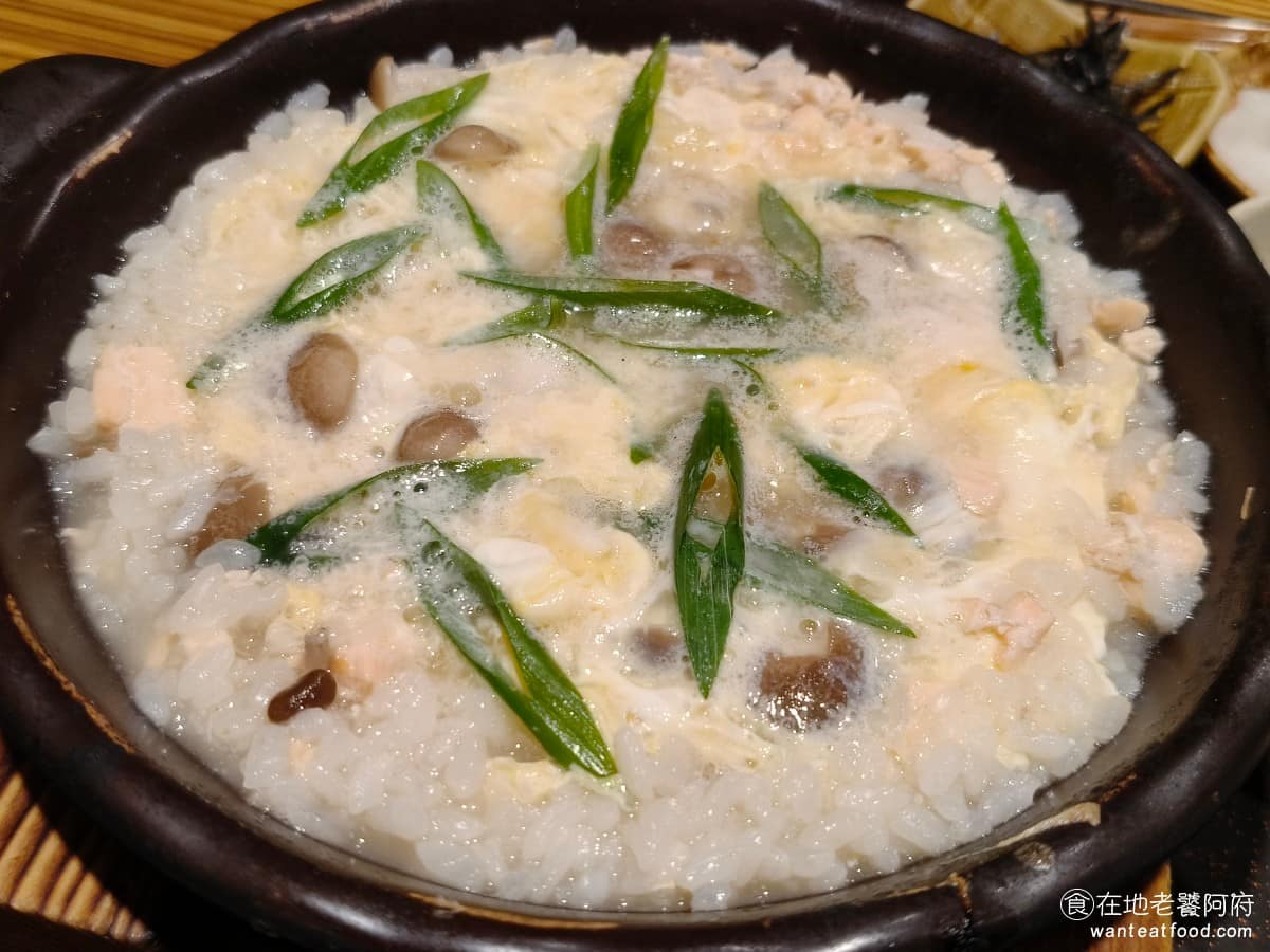 YAYOI彌生軒內湖瑞光店 YAYOI彌生軒內湖瑞光店菜單 YAYOI彌生軒內湖瑞光店推薦 用鰹魚高湯燉煮米飯,加入蛋液和新鮮鮭魚,有點像鮭魚粥的概念,但米飯沒有熬到全爛,還保留一定的粒感。湯底清爽,帶鮮味鮭魚肉質軟嫩,撒點胡椒,更有層次。 @在地老饕阿府