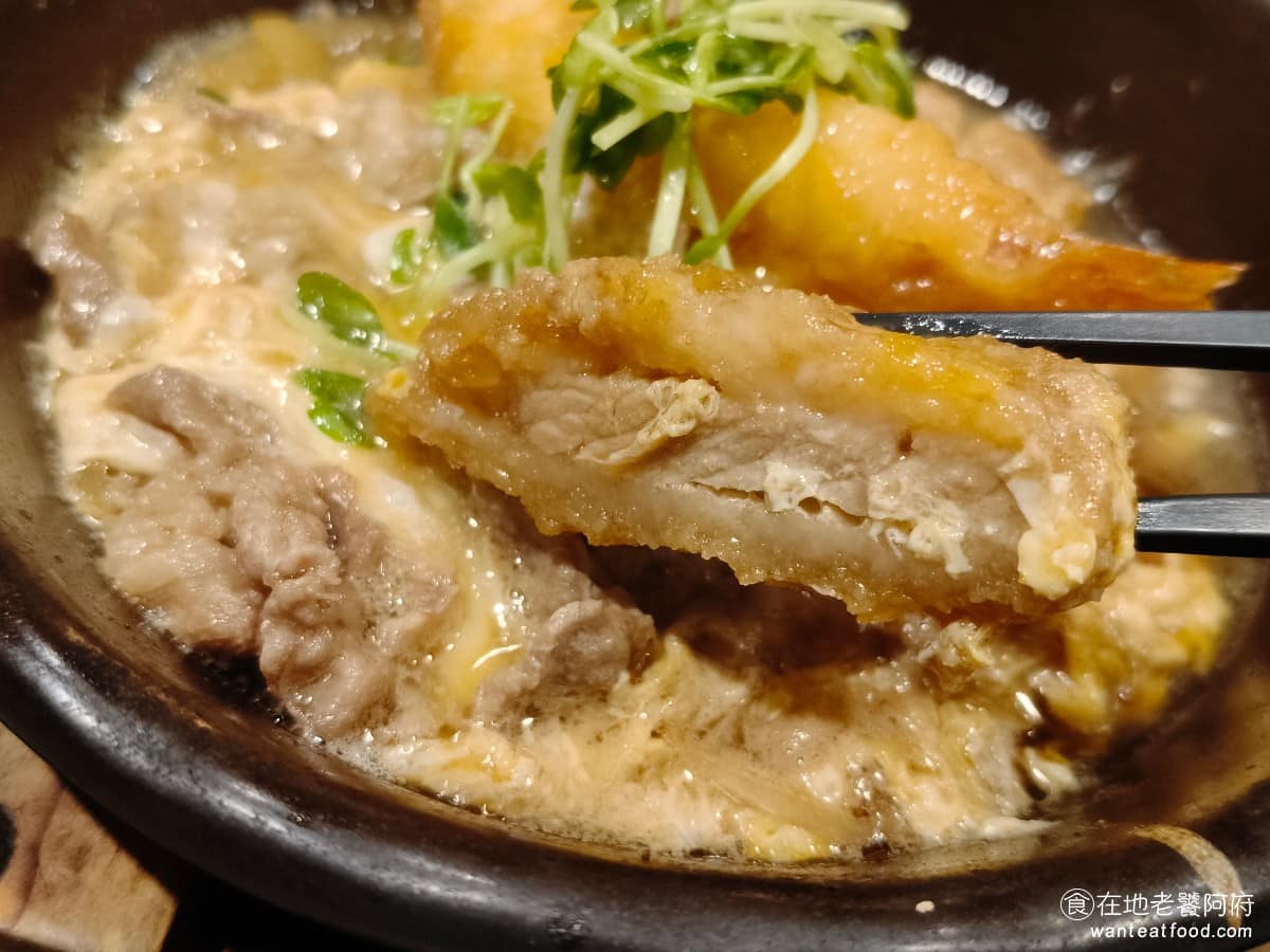 YAYOI彌生軒內湖瑞光店 YAYOI彌生軒內湖瑞光店菜單 YAYOI彌生軒內湖瑞光店推薦 牛肉肉質算軟,豬排的裹粉炸得厚,但裡面的肉片比較薄,所以吃起來不會有那種乾硬感,跟大戶屋那種厚切豬排比起來,厚度少一些,不過相對就沒那麼硬,各有取捨。 @在地老饕阿府