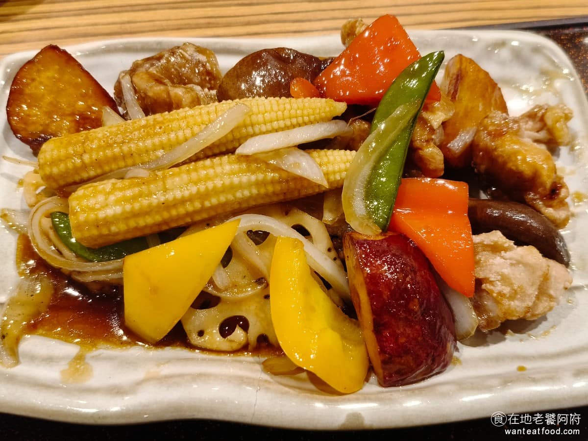YAYOI彌生軒內湖瑞光店 YAYOI彌生軒內湖瑞光店菜單 YAYOI彌生軒內湖瑞光店推薦 這道跟大戶屋的版本相比,彌生軒的雞肉外皮炸得比較焦脆,口感很酥,但相對的,裡面的雞肉就比較乾硬,吃起來費勁一些。 @在地老饕阿府