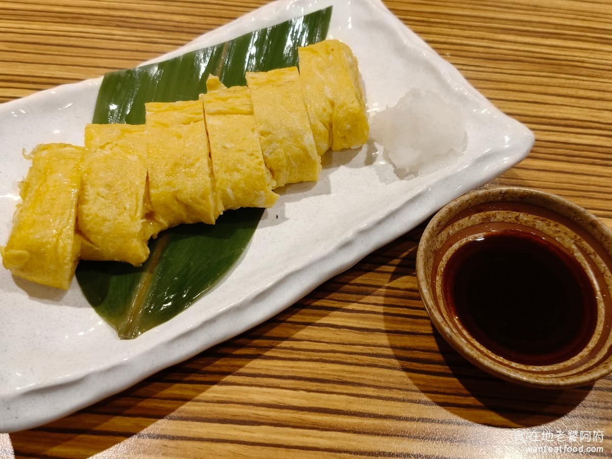 YAYOI彌生軒內湖瑞光店 YAYOI彌生軒內湖瑞光店菜單 YAYOI彌生軒內湖瑞光店推薦 玉子燒 外皮煎到全熟,裡面則是七分熟的狀態,吃起來軟綿帶蛋香,如果覺得味道不夠,旁邊附的醬油淋下去,味道更棒。 @在地老饕阿府