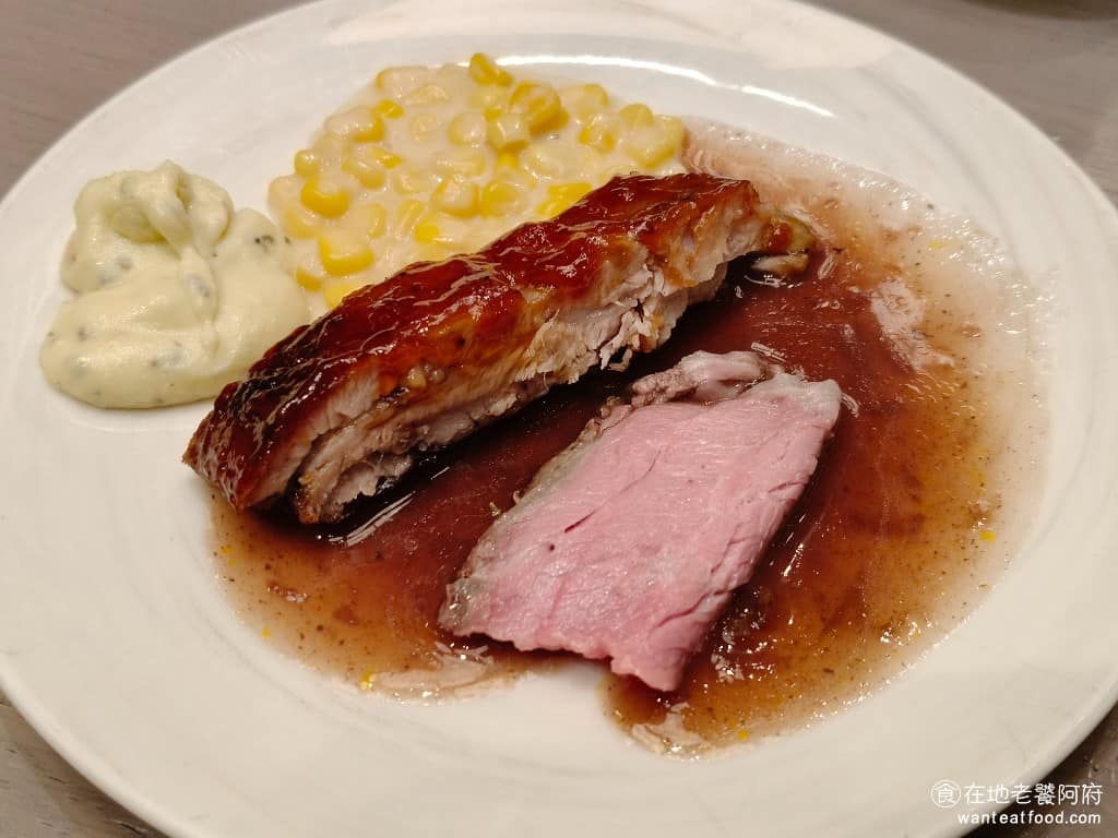 INPARADISE 饗饗微風信義店 饗饗微風信義店菜單 饗饗微風信義店推薦 美食 市政府美食 現切肋眼牛排熟度約五分，口感軟嫩搭配旁邊的松露薯泥，吃起來不錯。烤燒烤豬肋排，肉質偏硬，醬汁偏鹹。松露薯泥口感綿密、香氣夠。 @在地老饕阿府