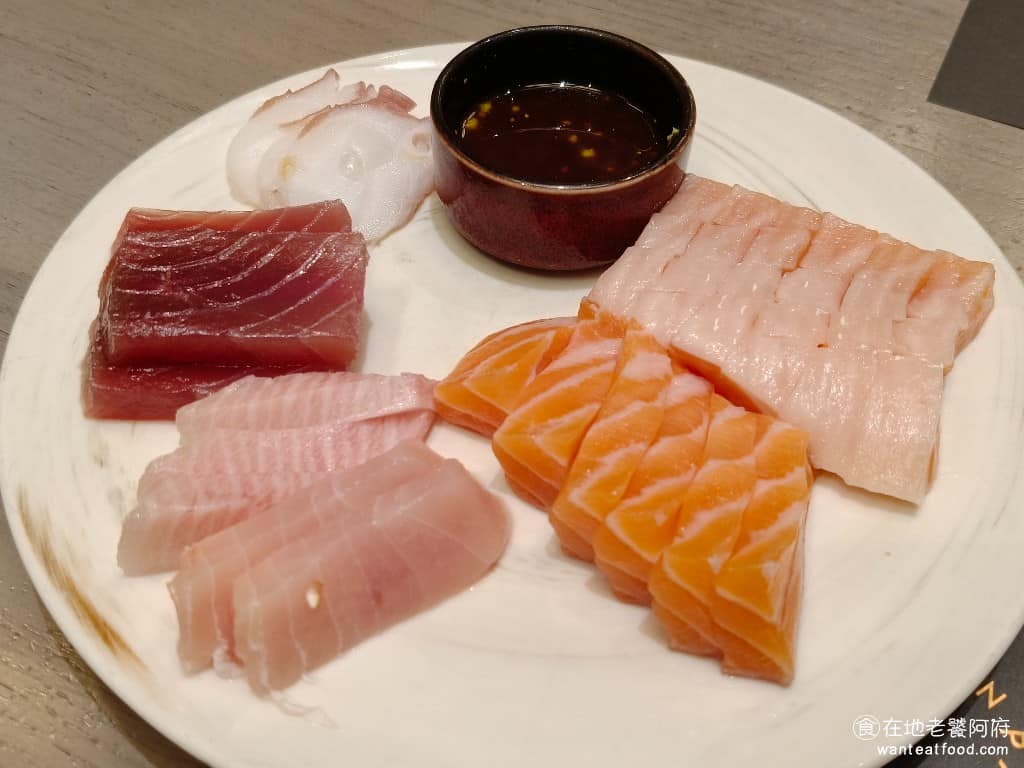 INPARADISE 饗饗微風信義店 饗饗微風信義店菜單 饗饗微風信義店推薦 美食 市政府美食 生魚片有鮪魚、鮭魚、旗魚、北寄貝等選擇，品質中上整體表現穩定，炙燒握壽司是現點現做，飯量不會給得太多。 @在地老饕阿府