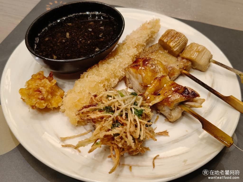 INPARADISE 饗饗微風信義店 饗饗微風信義店菜單 饗饗微風信義店推薦 美食 市政府美食 他的炸唐揚雞超級好吃，裡面雞肉軟嫩，外皮酥脆而且蒜味十足，搭配天婦羅沾醬，味道更棒，雞肉串燒也很不錯。 @在地老饕阿府