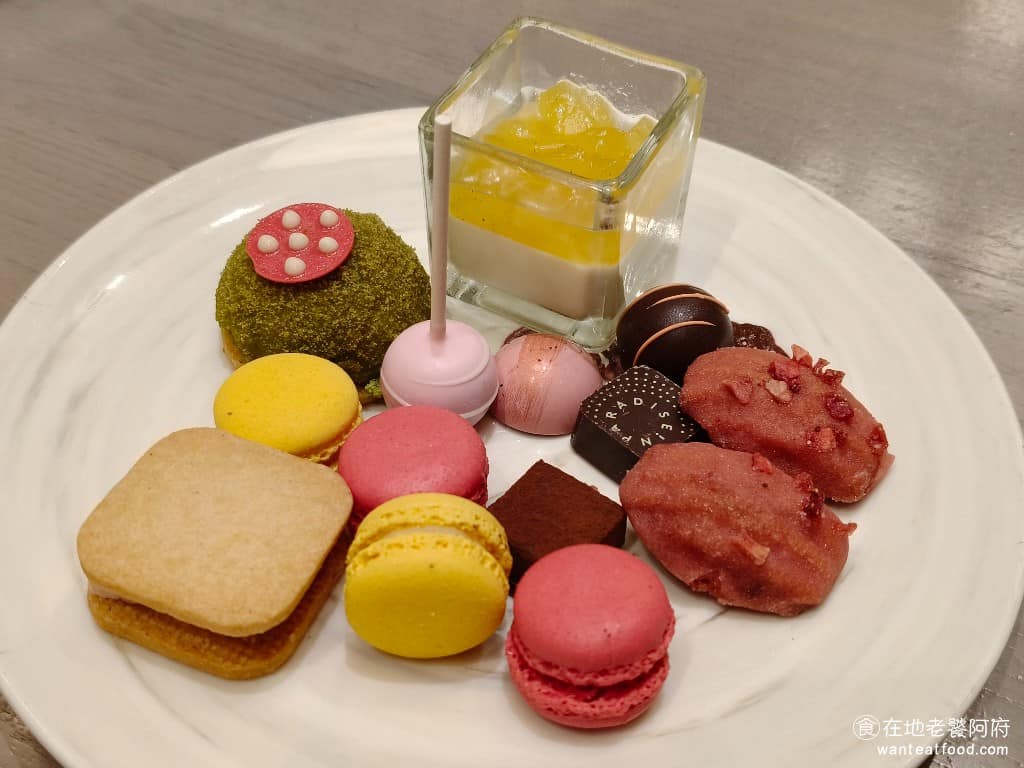 INPARADISE 饗饗微風信義店 饗饗微風信義店菜單 饗饗微風信義店推薦 美食 市政府美食 甜點的種類沒有很多，吃起來是有水準，但相比於饗食天堂，感覺這裡的甜點，吃起來都偏乾，反而比較沒有那麼吸引人。 @在地老饕阿府