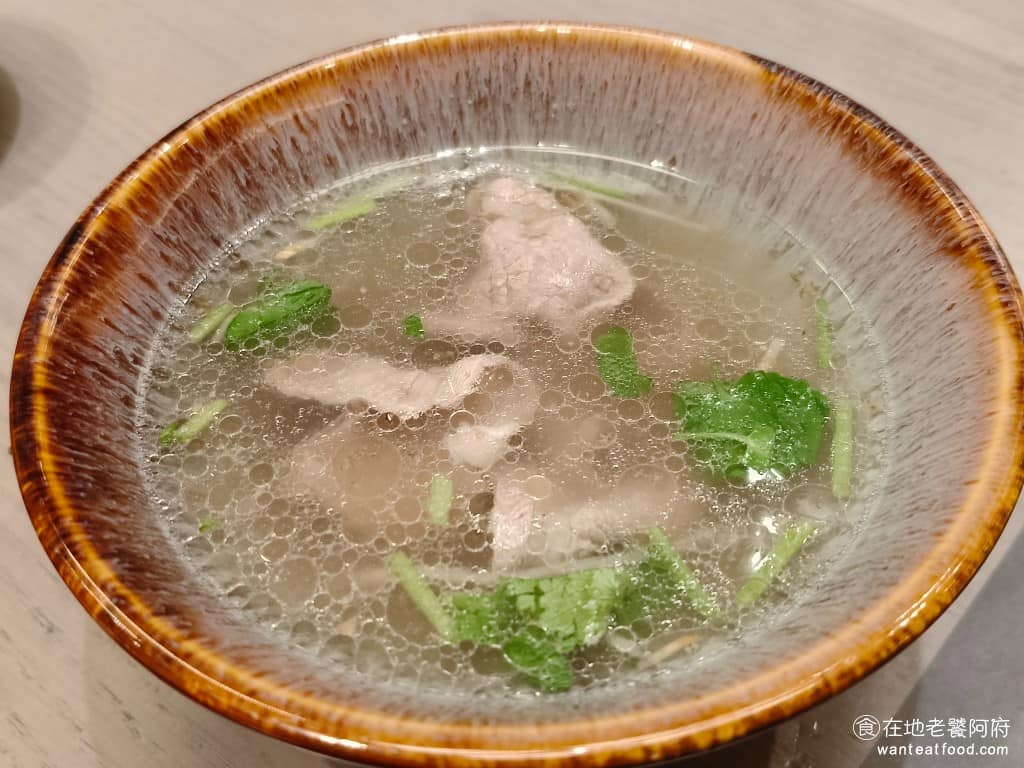 INPARADISE 饗饗微風信義店 饗饗微風信義店菜單 饗饗微風信義店推薦 美食 市政府美食 現煮牛肉湯 牛肉湯味道清爽，喝得到淡淡的蘿蔔香，牛肉片切得很薄，吃起來口感不會太硬。 @在地老饕阿府