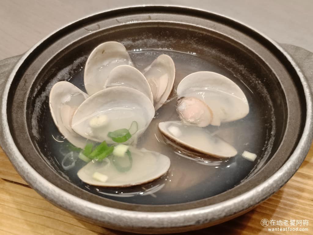 INPARADISE 饗饗微風信義店 饗饗微風信義店菜單 饗饗微風信義店推薦 美食 市政府美食 現煮蛤蠣湯 現煮蛤蠣湯是這區的人氣之冠，蛤蠣大顆而飽滿，湯頭鮮甜評價一致很好，值得多喝幾碗。牛肉湯和石斑魚味噌湯也在供應，口味各有不同。 @在地老饕阿府