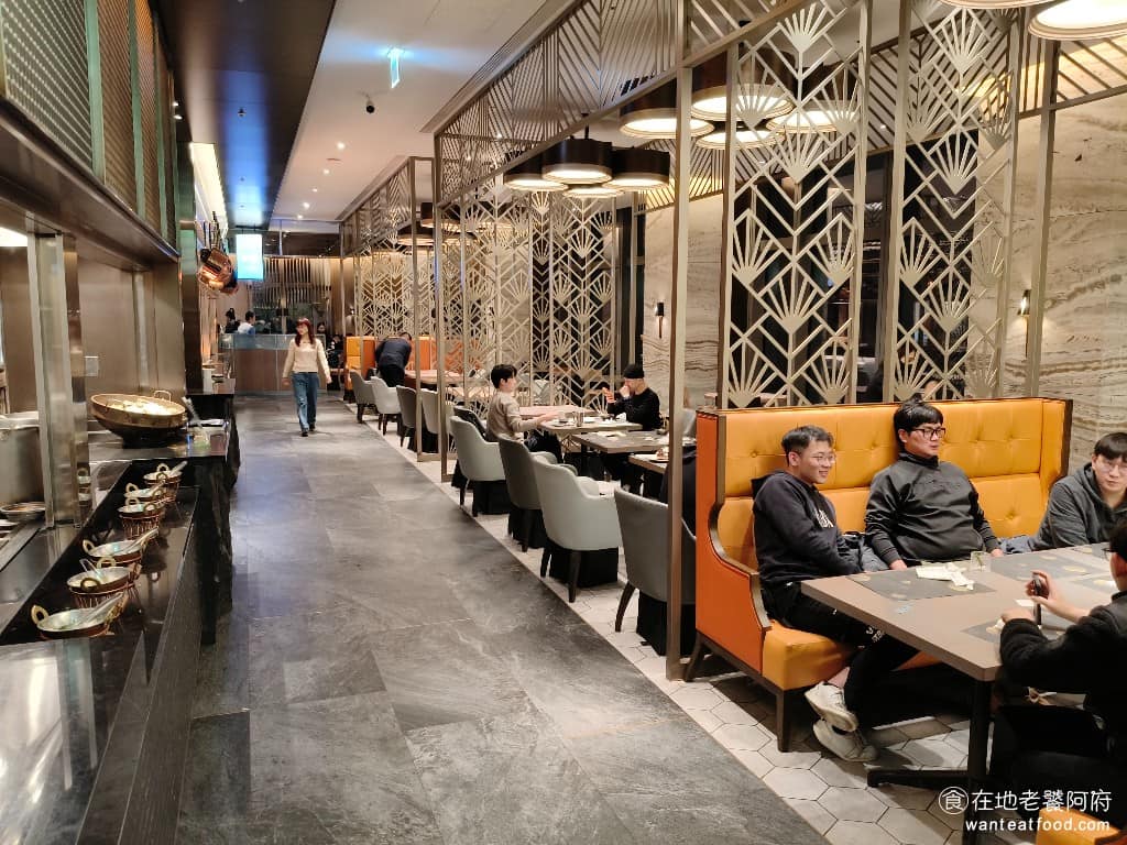 INPARADISE 饗饗微風信義店 饗饗微風信義店菜單 饗饗微風信義店推薦 美食 市政府美食 餐廳整體設計走時尚沉穩風格，空間採環狀設計，可以繞一圈拿菜，取餐區在內側，用餐區沿外側排列，靠窗一整圈都是座位，動線流暢不擁擠，餐廳內也設有無障礙緩坡設計。 @在地老饕阿府