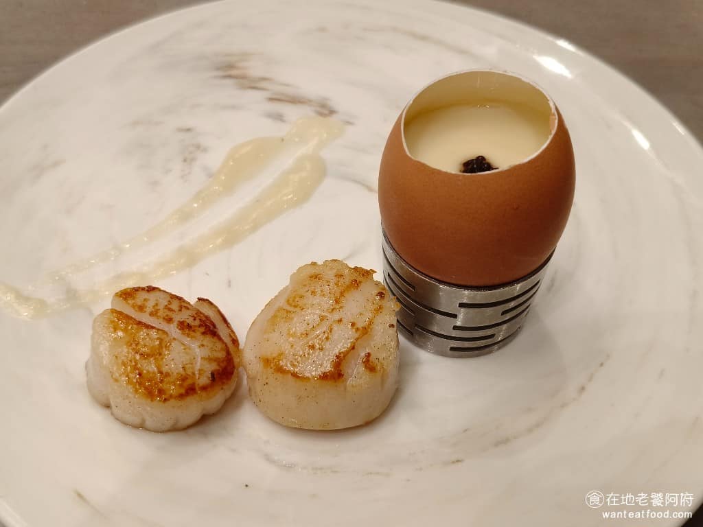 INPARADISE 饗饗微風信義店 饗饗微風信義店菜單 饗饗微風信義店推薦 美食 市政府美食 松露蒸蛋煎干貝 烏魚子蒸蛋用蛋殼盛裝，口感滑嫩。晚餐時段另有牛小排與現煎干貝，干貝 size 適中、煎得熟度剛好，是整場的亮點之一。整區限制每次每人只能取兩種料理，用餐尖峰時段，排隊人潮明顯。 @在地老饕阿府