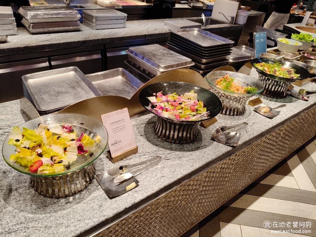 INPARADISE 饗饗微風信義店 饗饗微風信義店菜單 饗饗微風信義店推薦 美食 市政府美食 沙拉總類超多，有香甜橙海鮮沙拉、希臘飛達乳酪沙拉、火焰馬鈴薯沙拉、燻鮭魚凱薩沙拉。 @在地老饕阿府