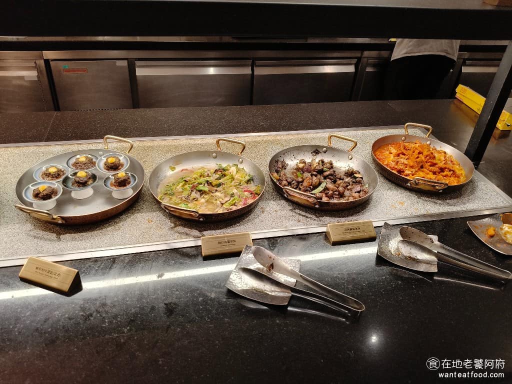 INPARADISE 饗饗微風信義店 饗饗微風信義店菜單 饗饗微風信義店推薦 美食 市政府美食 佛羅倫斯燉牛肚、蒜香鮮蝦洋菇、鮮炒高麗菜苗、嫩肩和牛漢堡、獵人燉雞。熟食區餐點味道都不差，只不過拿得人比較少，來這裡大家都狂吃海鮮，所以熟食都會比較冷一點。 @在地老饕阿府