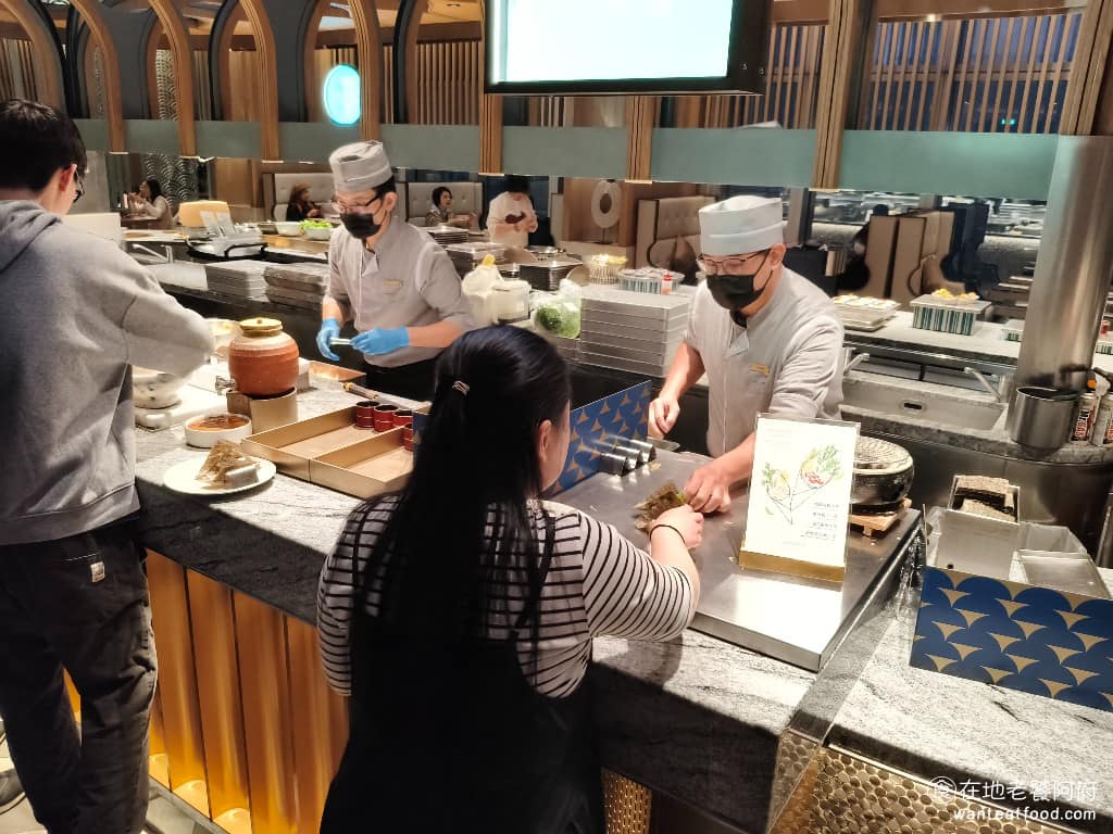 INPARADISE 饗饗微風信義店 饗饗微風信義店菜單 饗饗微風信義店推薦 美食 市政府美食 現做手捲區 有四種口味：嫩蘆筍蝦手捲、鮭魚親子手捲、蔥花鮪魚手捲、甜蝦飛魚卵手捲。 @在地老饕阿府