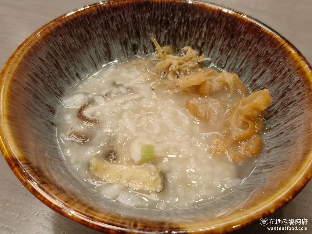 INPARADISE 饗饗微風信義店 饗饗微風信義店菜單 饗饗微風信義店推薦 美食 市政府美食 現煮鮑魚海鮮粥 味道很清爽，作為第一道菜很適合，鮑魚給了三塊，吃起來很有嚼勁。 @在地老饕阿府