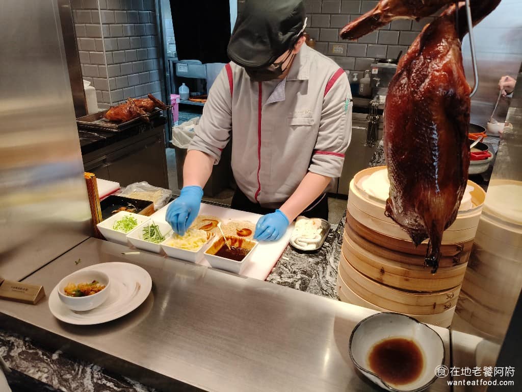 INPARADISE 饗饗微風信義店 饗饗微風信義店菜單 饗饗微風信義店推薦 美食 市政府美食 烤鴨捲餅是必點，現包現做、鴨肉鮮嫩，幾乎每桌都點多份，但需要排隊約5~10分鐘。 @在地老饕阿府